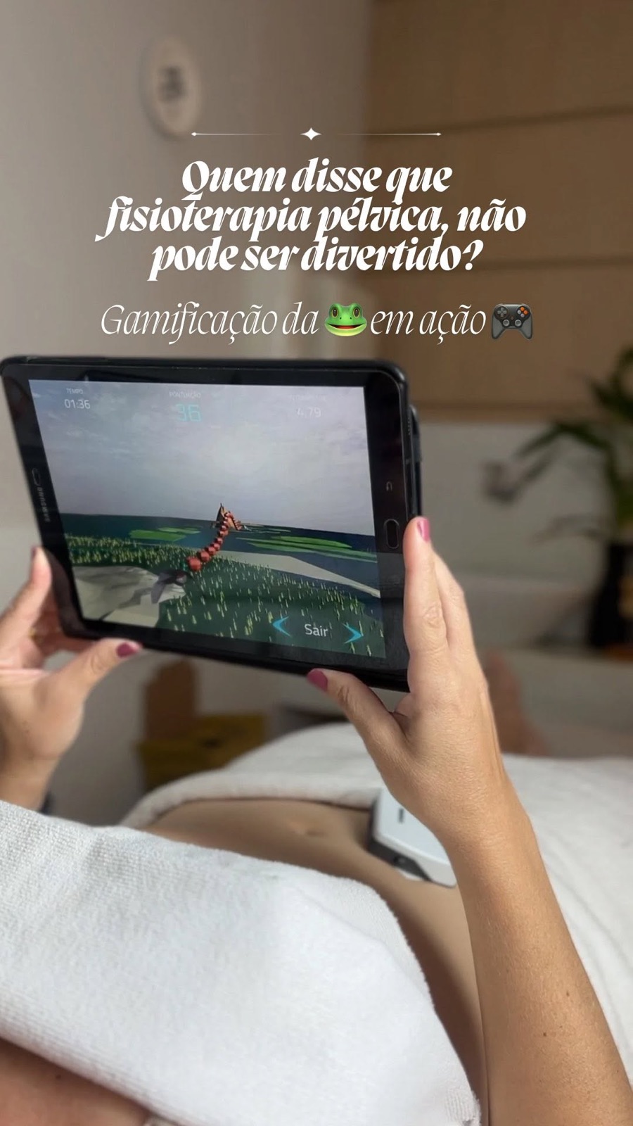 Paciente segurando um tablet com exercício gamificado de fisioterapia pélvica durante sessão de biofeedback